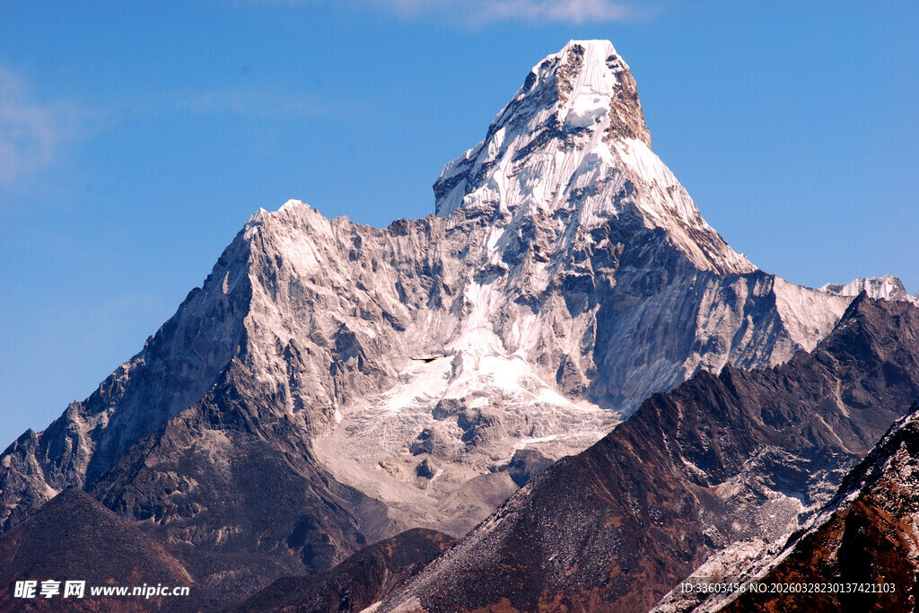 巍峨雪山壮丽风光