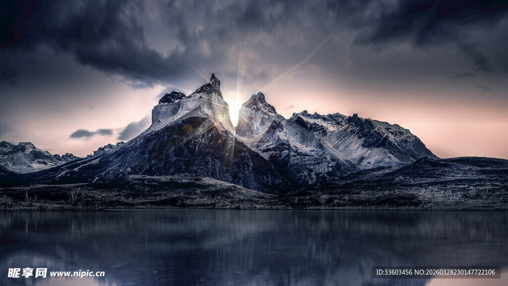 壮丽雪山与湖面倒影景观