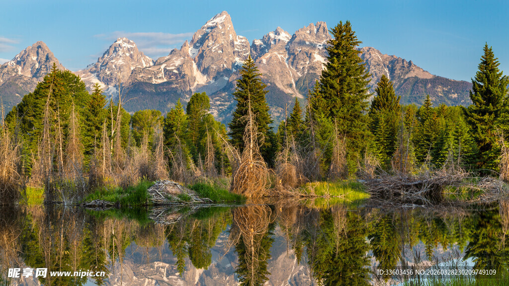 山间湖泊旁的壮丽雪山景观