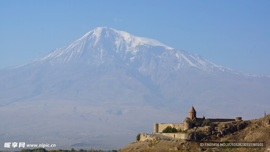 雪山下的古老建筑