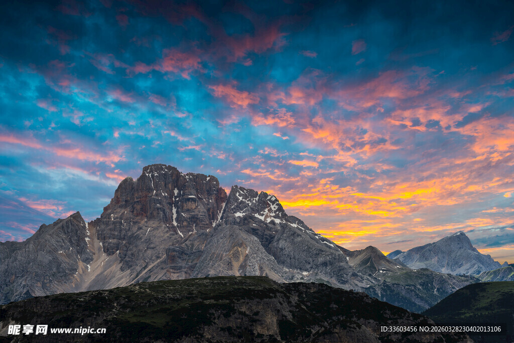 壮丽山景伴绚烂天空