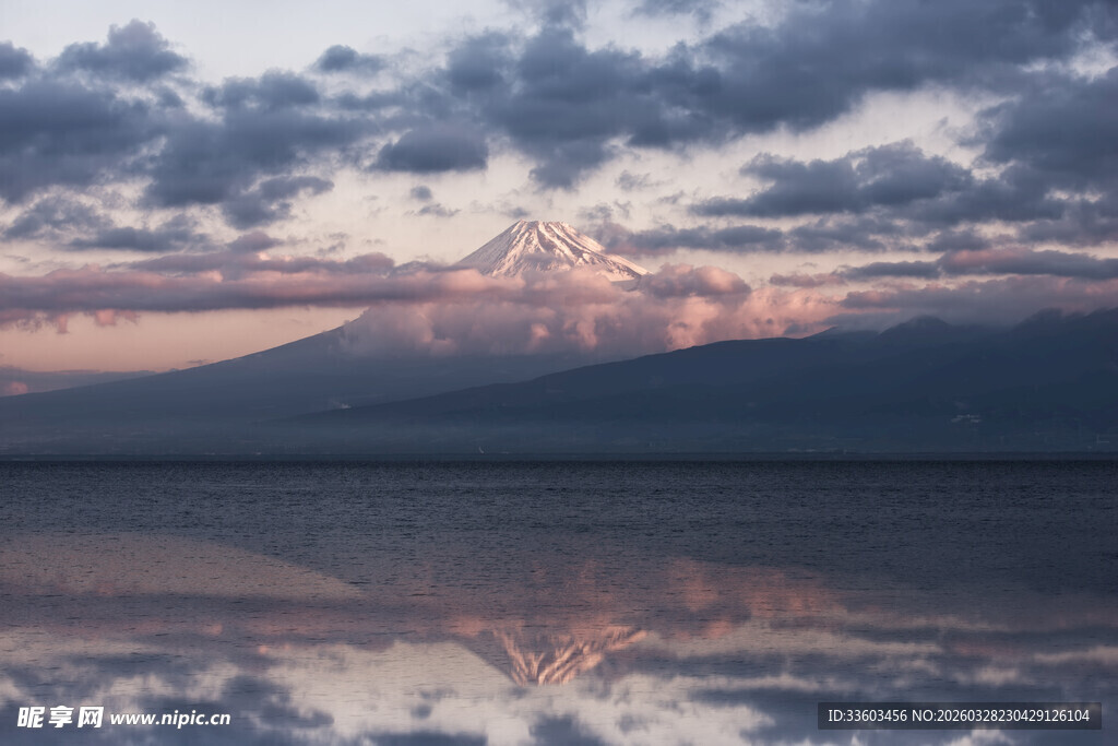 湖畔雪山黄昏绝美倒影