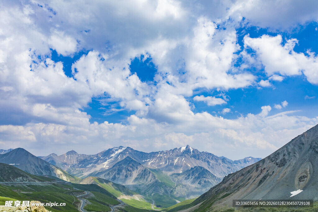 壮丽高山与蓝天白云美景