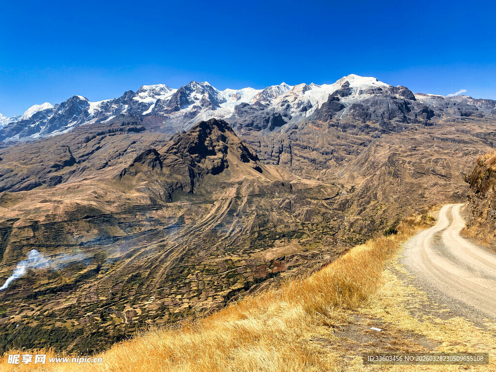 山间公路旁的壮丽雪山景观