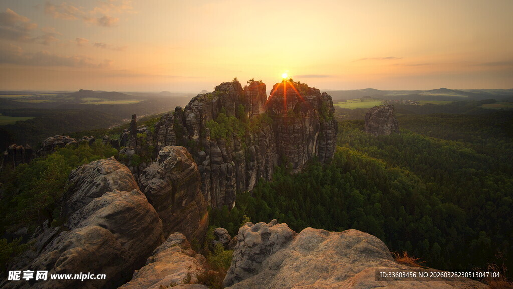 日落时的壮丽岩石景观