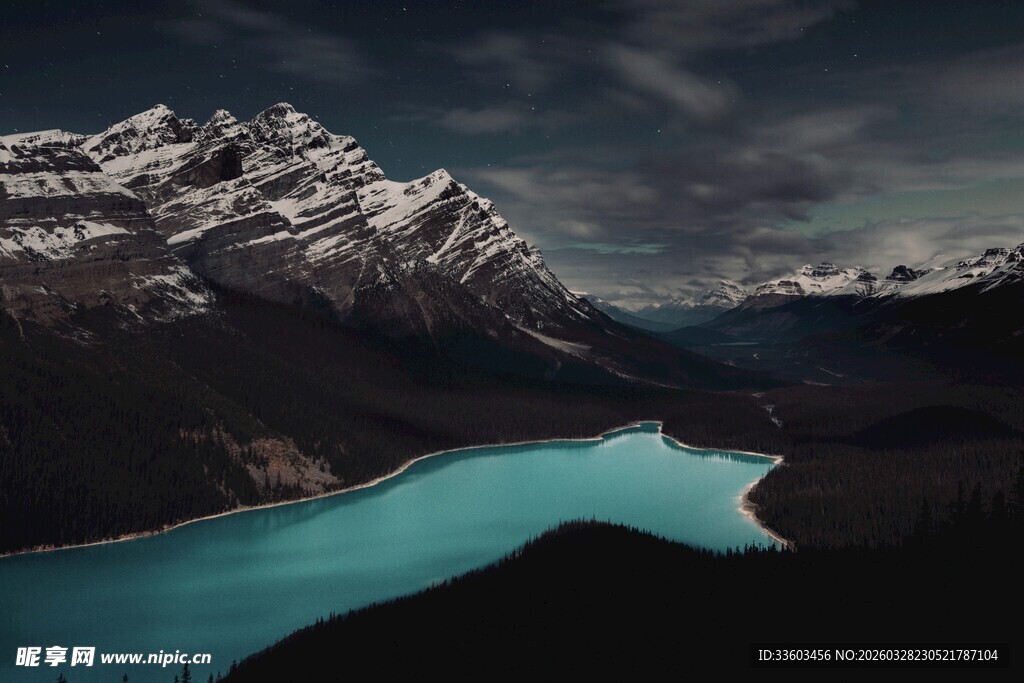 壮丽山水间的静谧蓝湖