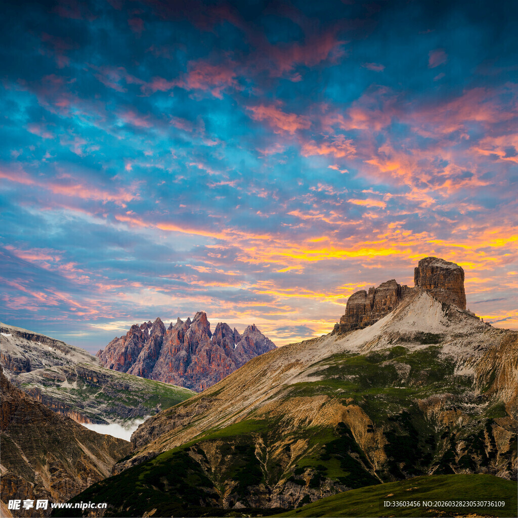 壮丽山景与绚烂天空