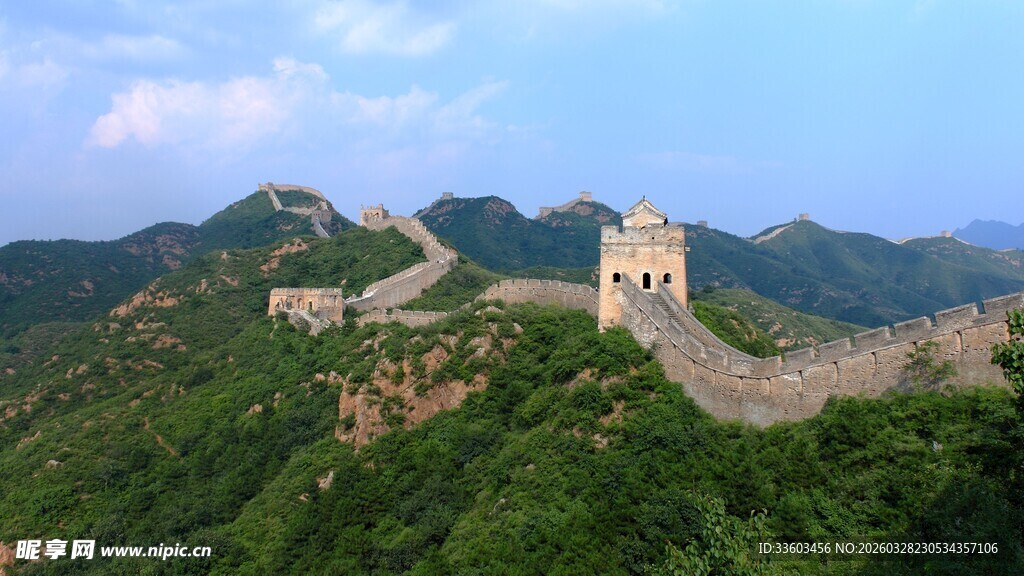 壮丽长城蜿蜒于青山之间