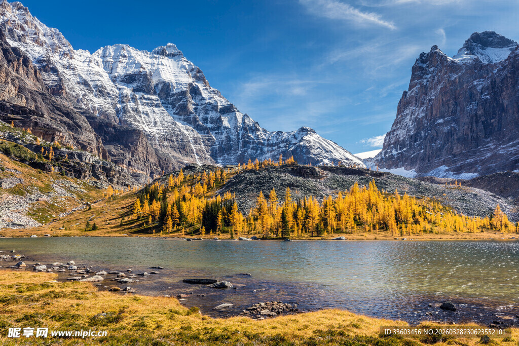 秋日山间湖泊壮丽美景