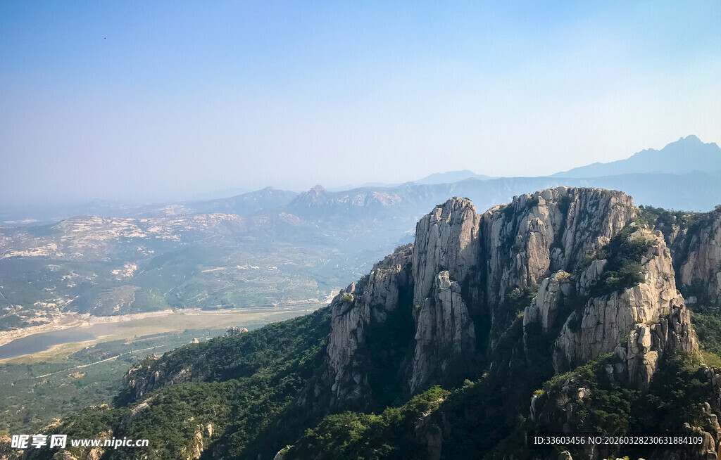 巍峨山峦壮丽风光