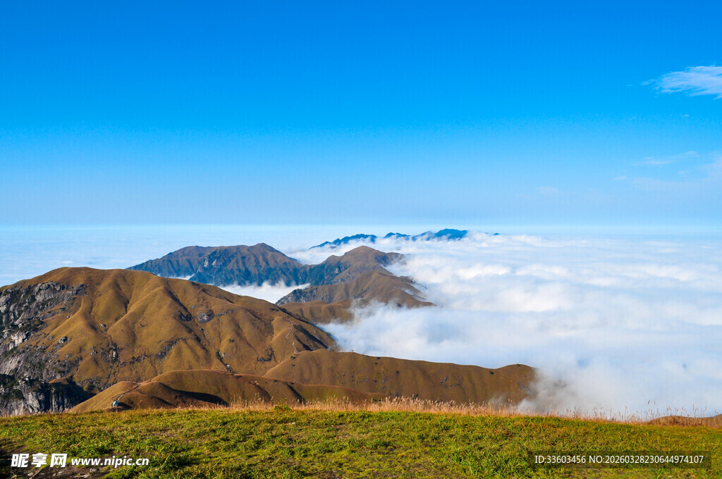 高山云海壮丽自然景观