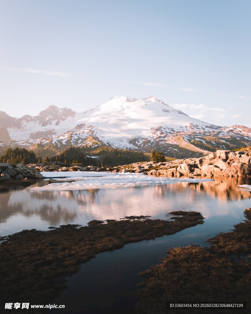 雪山湖泊静谧自然美景