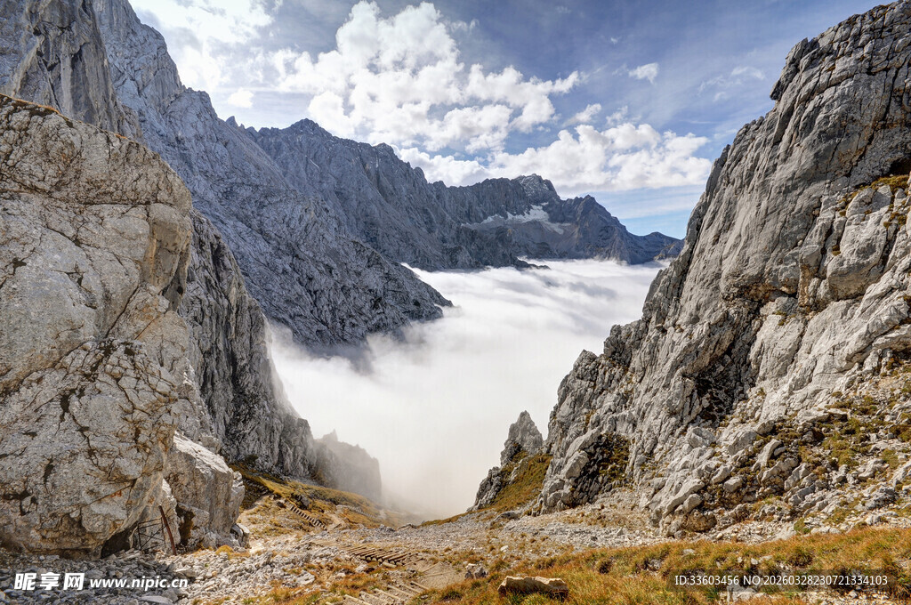 山间云海环绕的壮美风景