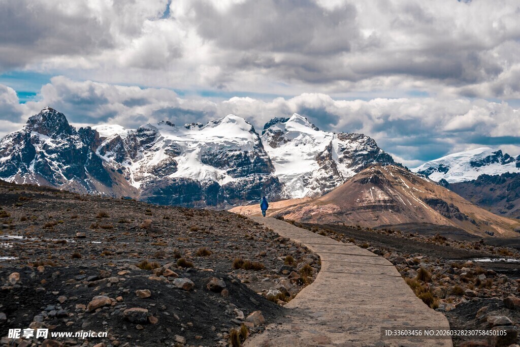 山间小径通往壮丽雪山