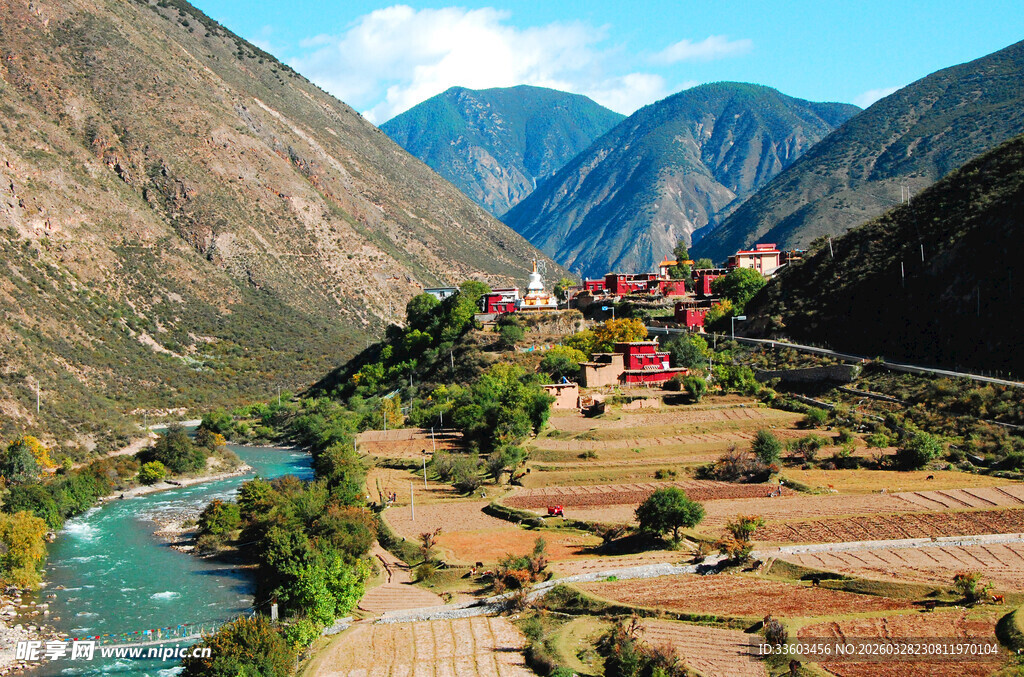 山谷中的多彩村落与河流