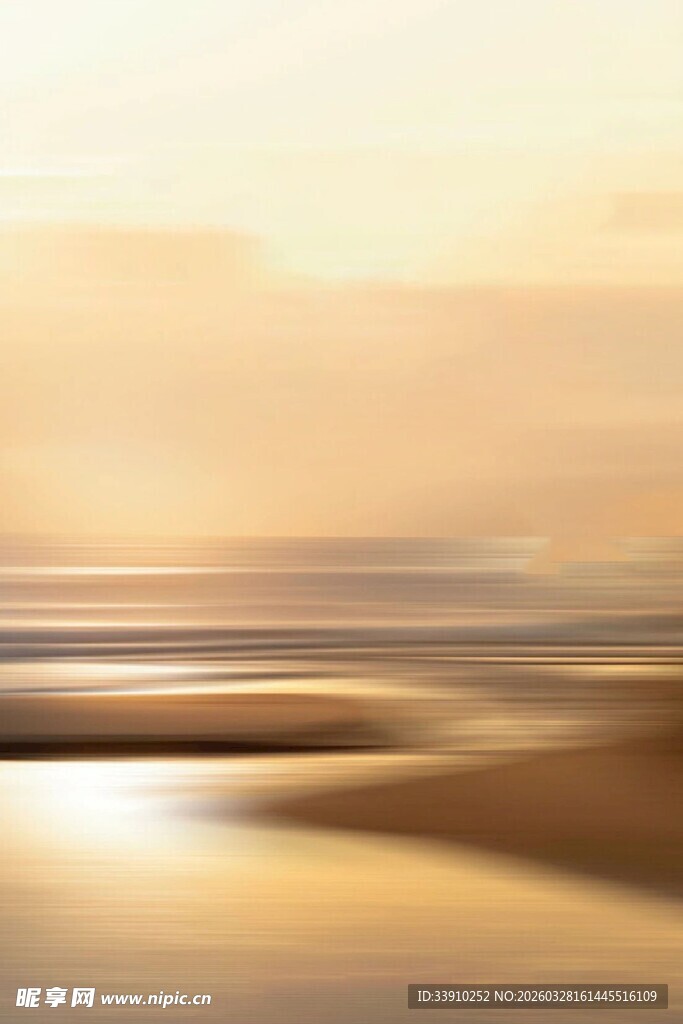 金色沙滩上的柔和光影