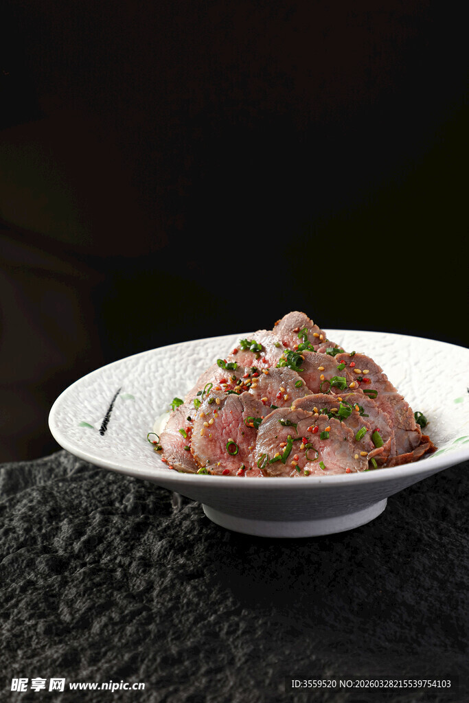 精致摆盘的美味肉馅料理