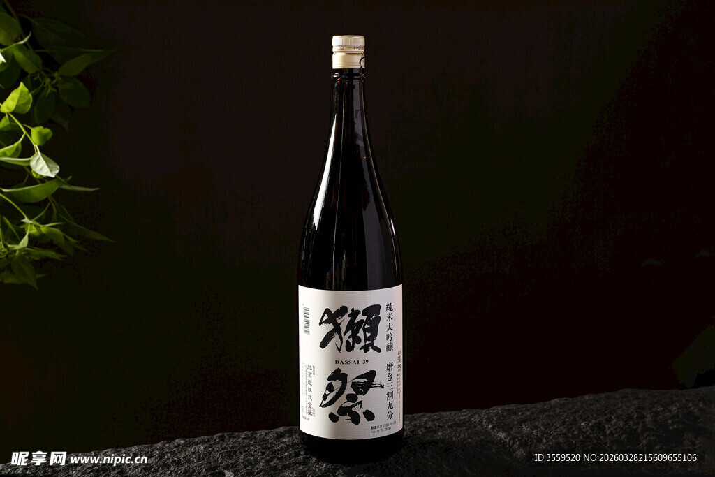 日本清酒瓶身素雅显韵味