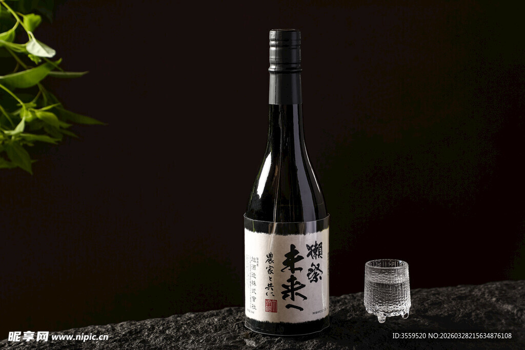 日式清酒与小杯置于石台