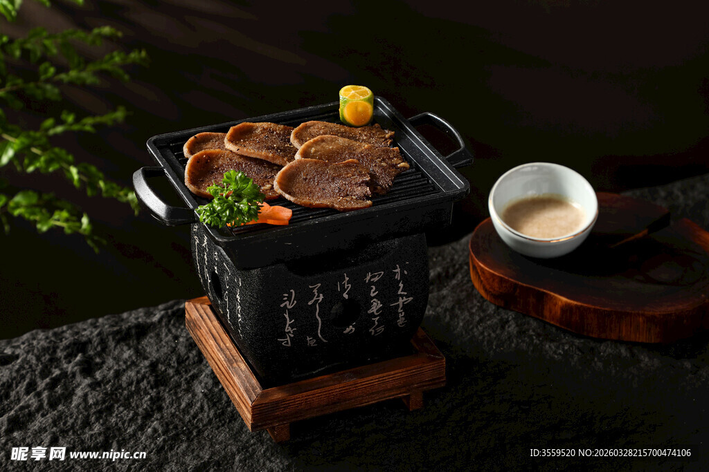 日式烤肉锅具与美食展示