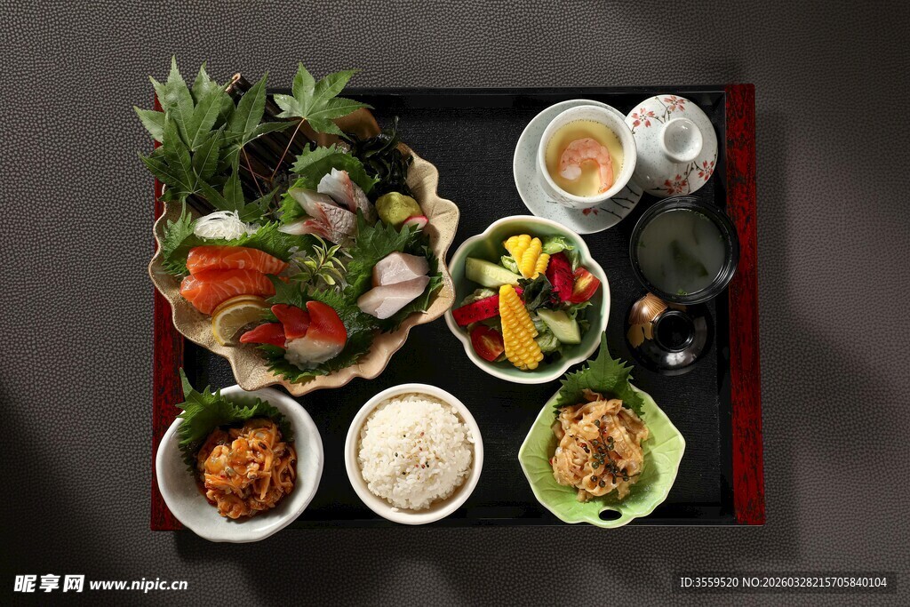 丰盛日式餐食拼盘