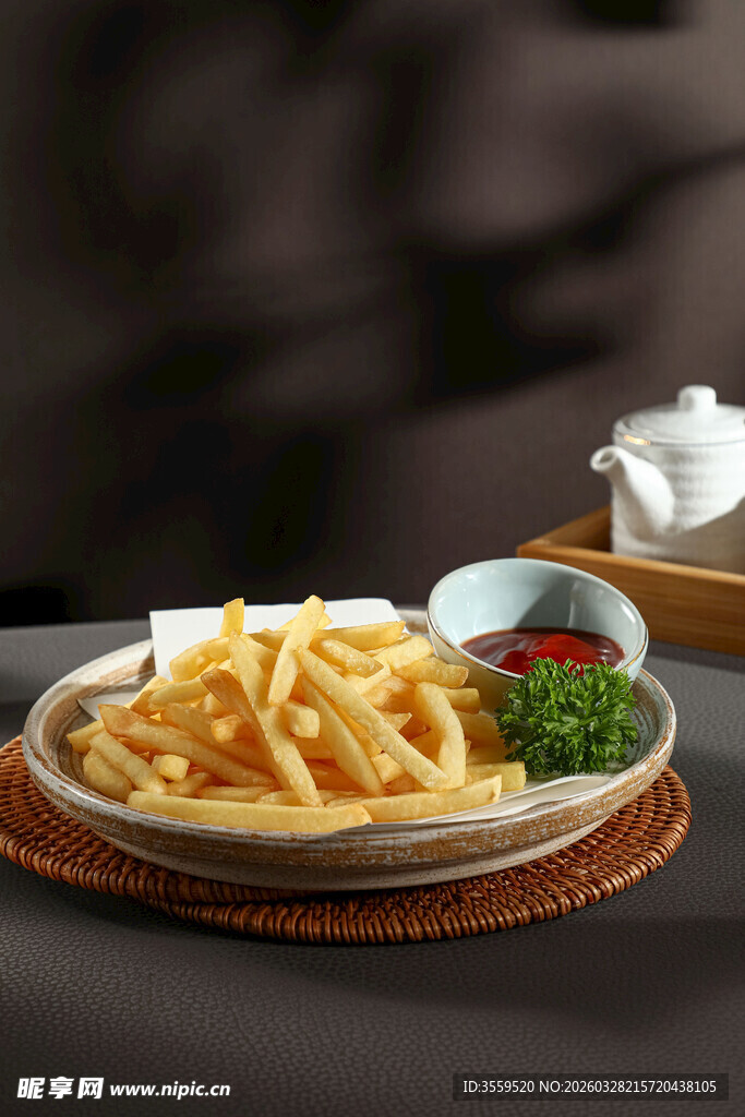 美味薯条搭配清新配菜