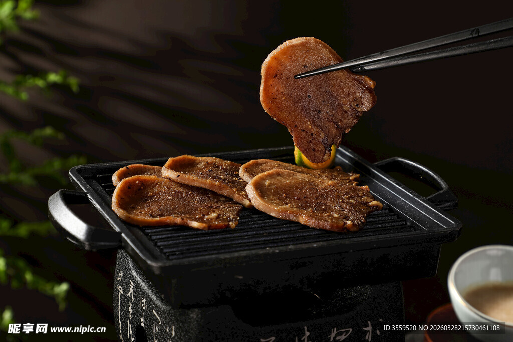 美味烤肉正被夹起