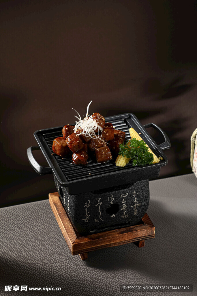 精致石锅料理食材丰富