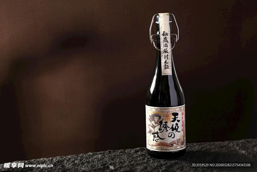 日式清酒典雅瓶身展示
