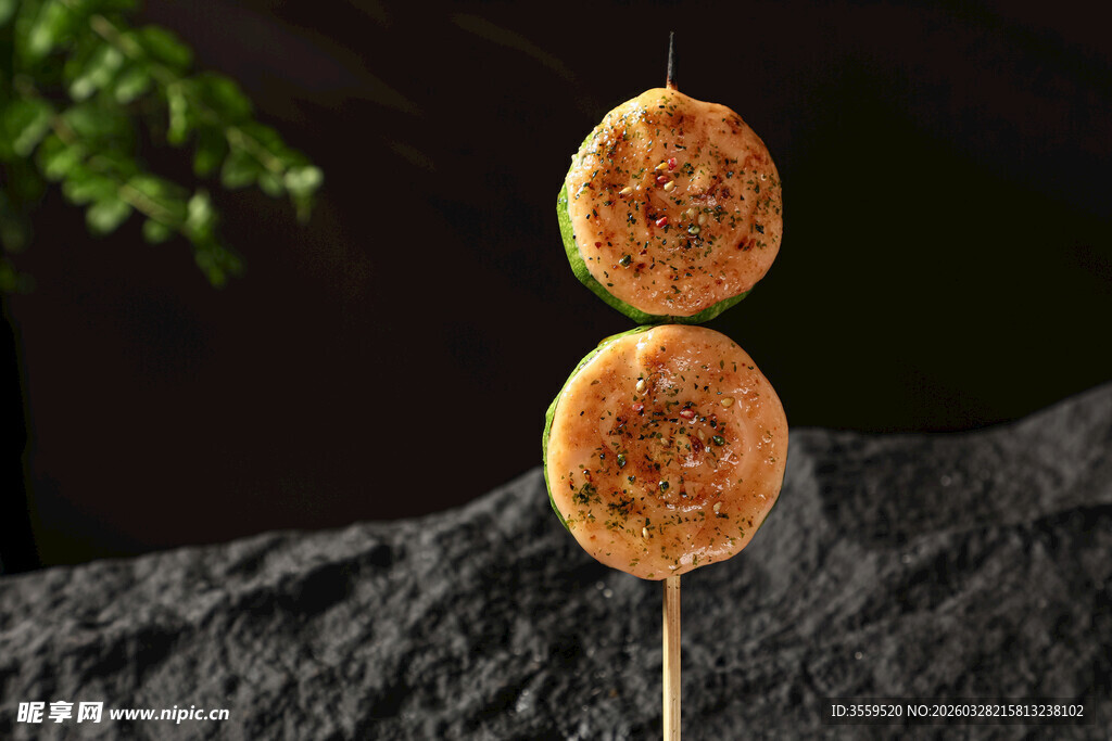 两串美味圆形糕点串