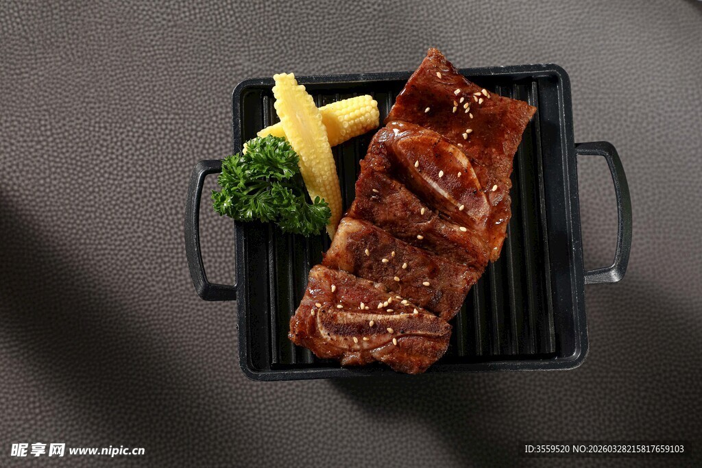 烤架上的美味牛排与配菜