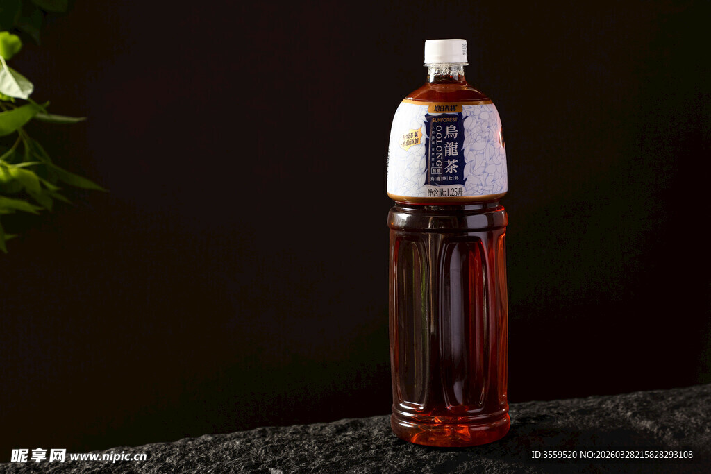 棕色瓶装液体置于石面