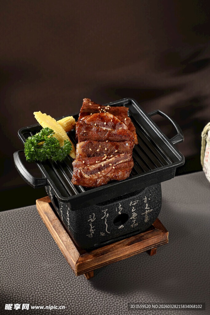 美味烤肉搭配新鲜蔬菜