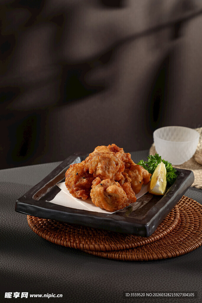 日式炸鸡摆盘精致美食