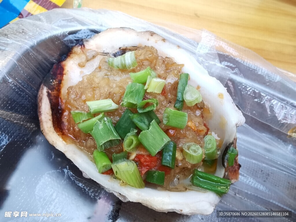 美味烤生蚝葱花点缀