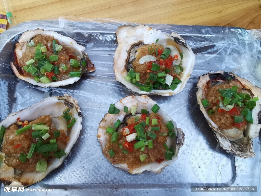 美味蒜蓉烤贝类海鲜