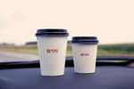 车内的两纸杯咖啡