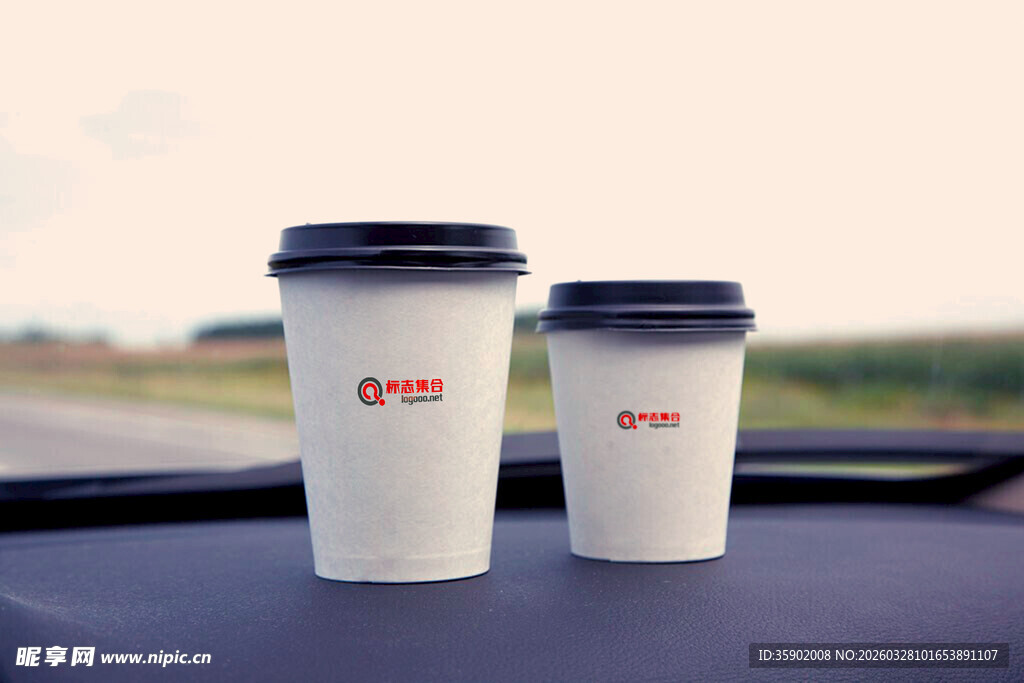 车内的两纸杯咖啡