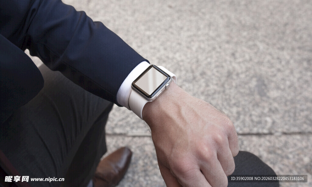 男士手腕佩戴时尚手表