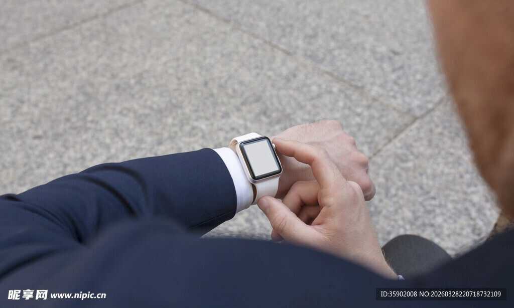 男士调整手腕上的手表