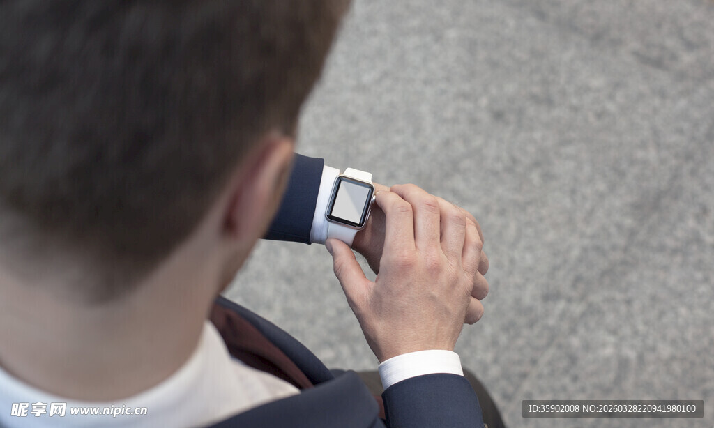 男子手持相机专注拍摄