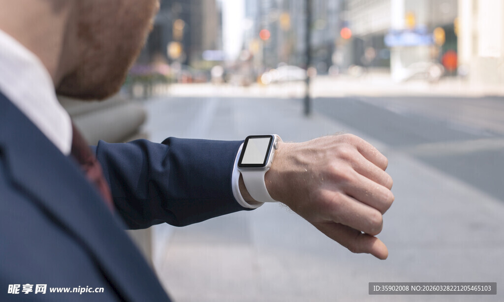 男士查看手腕上的智能手表