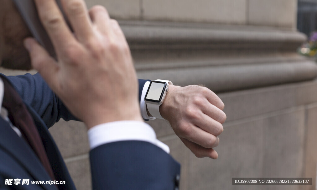 商务人士查看手腕智能手表