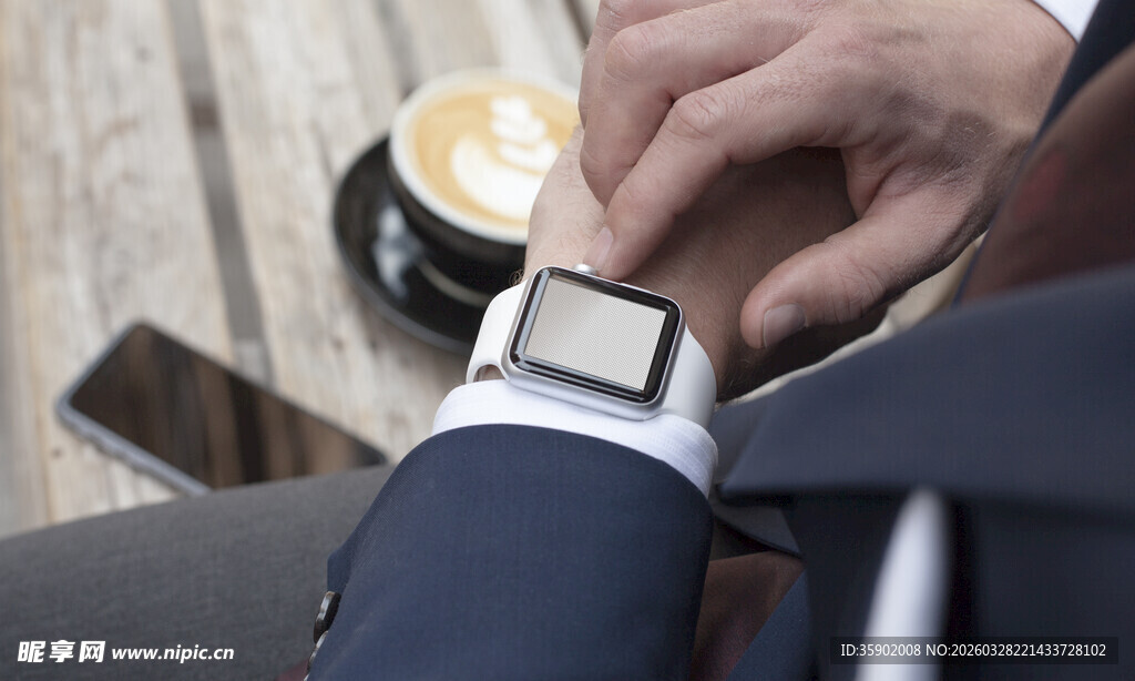 商务人士查看智能手表