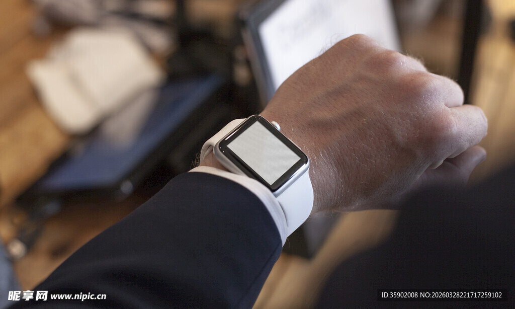 手腕上的时尚智能手表