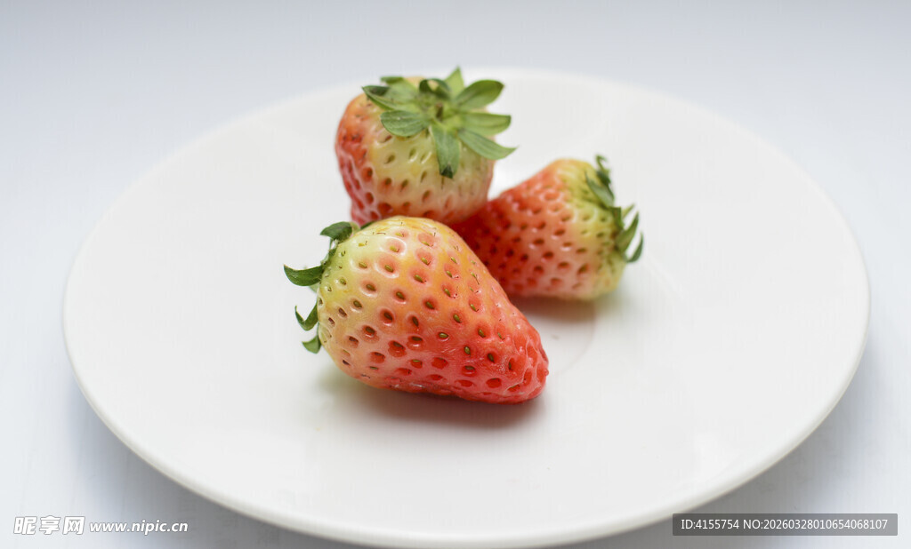 白盘上的新鲜草莓