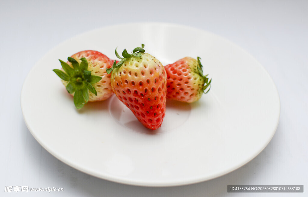 白盘上的新鲜草莓