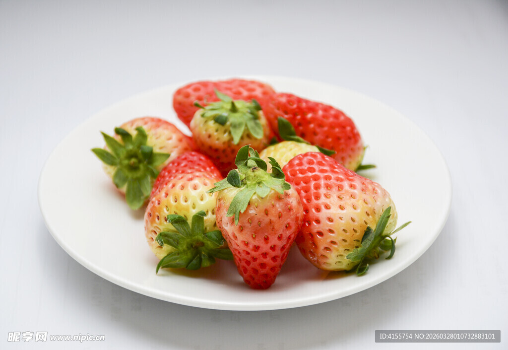 白盘上新鲜诱人的草莓