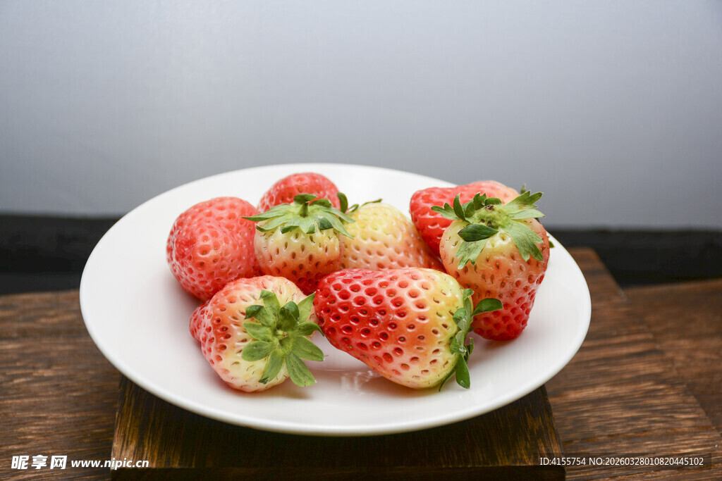 盘中新鲜草莓色泽诱人