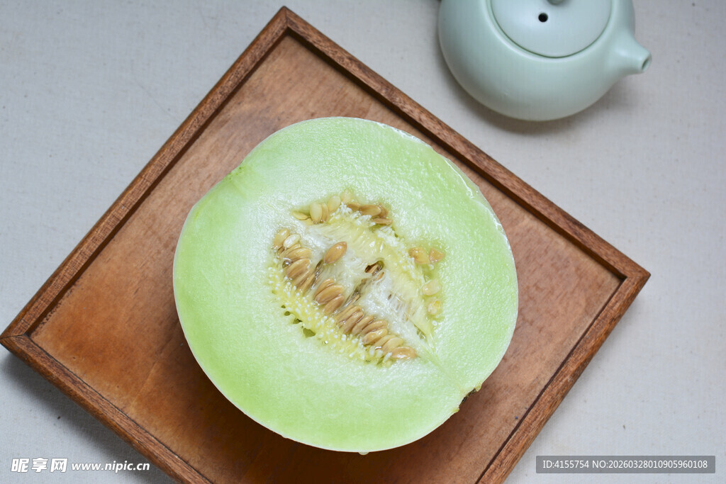 切开的绿瓤甜瓜摆于盘上